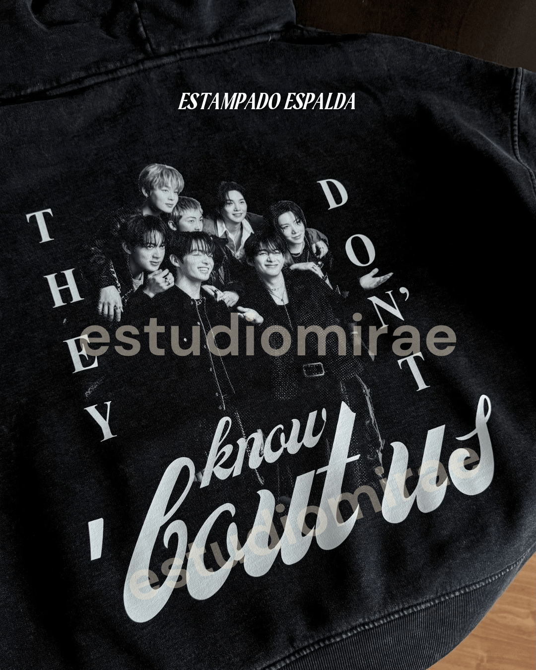 Polerón They Don't Know About Us Boxy Fit Acid Wash - Imagen 5